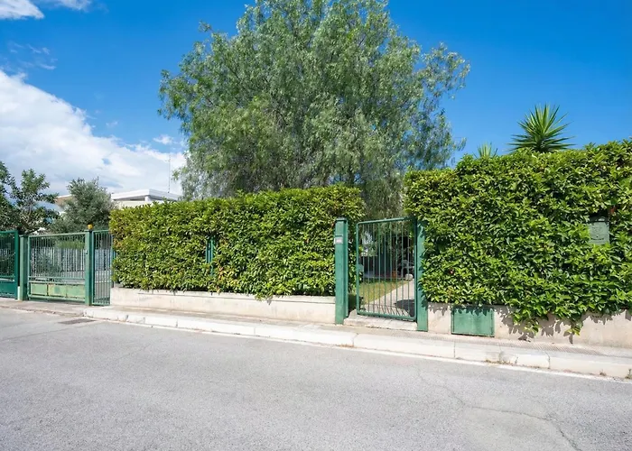 Elisa's - With Garden Bari